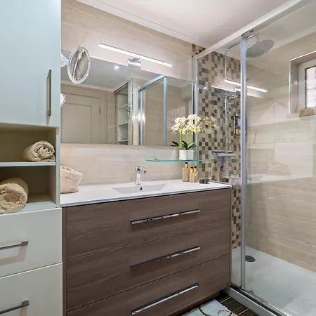 Prestige Flat By Holidays *